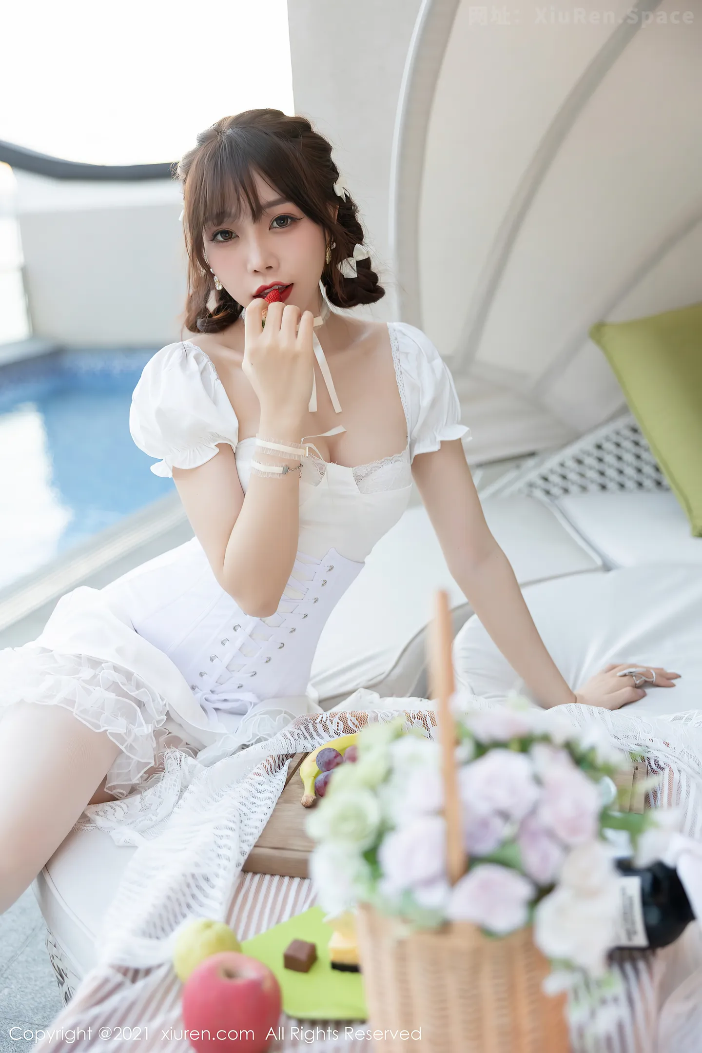 图片[4]-[XiuRen秀人网]VOL.3998 女神芝芝Booty深圳旅拍泳池边白色薄纱服饰配开档肉丝诱惑写真62P-秀人网官方网站